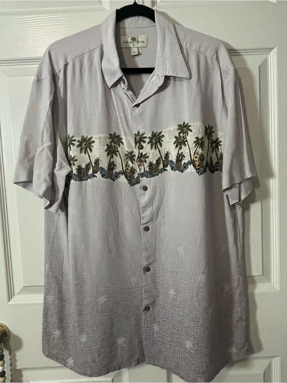 Men's Light Gray Short-Sleeve Button-Down Shirt with Palm Tree Band
